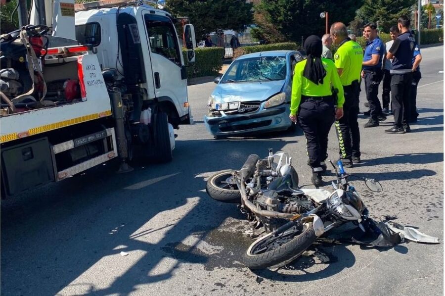 Zonguldak’ın Ereğli ilçesinde otomobil ile motosikletin kavşakta çarpışması sonucu meydana