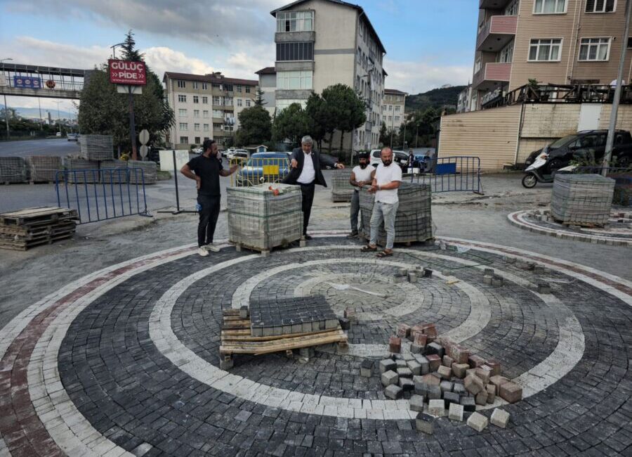 Gülüç Sahil Bulvarı’nda Begonit Taş Dönemi: Yenileme Çalışmaları Sürüyor Kdz.Ereğli Gülüç Belediyesi, ilçe genelindeki ulaşım ağını ve yaşam alanlarını