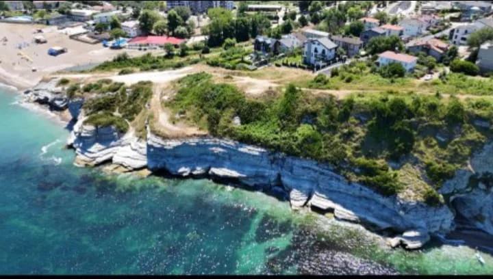 Akçakoca’da falezlerin yapılaşmaya açılması tartışma yarattı Akçakoca’da doğal sit statüsünün belirli bir bölümde kaldırılmasının ardından falezler