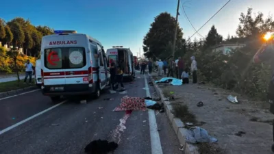 Akçakoca'da bir TIR patpat aracına çarptı: 4 kişi öldü, 9 kişi yaralandı Akçakoca-Alaplı yolunda TIR patpata çarptı: 4 ölü, 9 yaralı var.