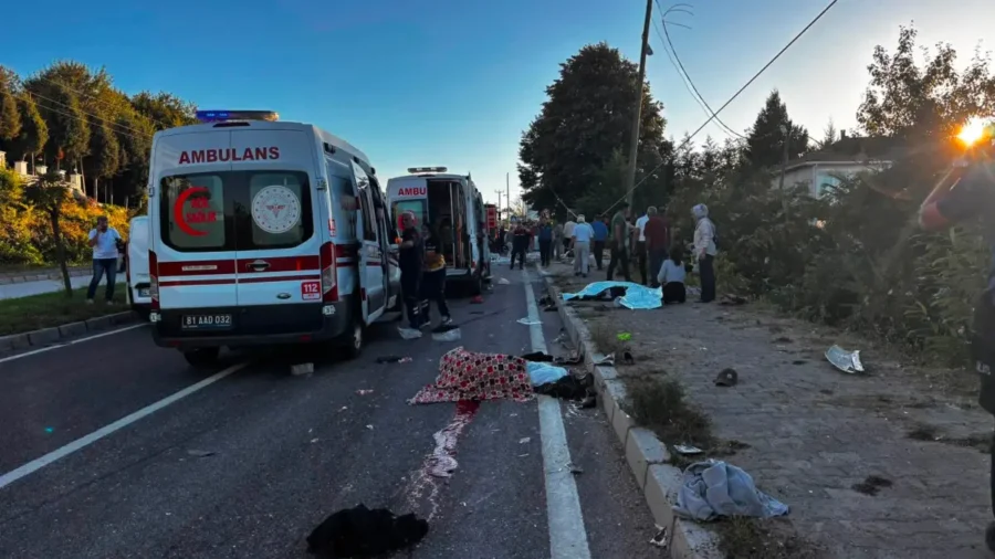 Akçakoca'da bir TIR patpat aracına çarptı: 4 kişi öldü, 9 kişi yaralandı Akçakoca-Alaplı yolunda TIR patpata çarptı: 4 ölü, 9 yaralı var.