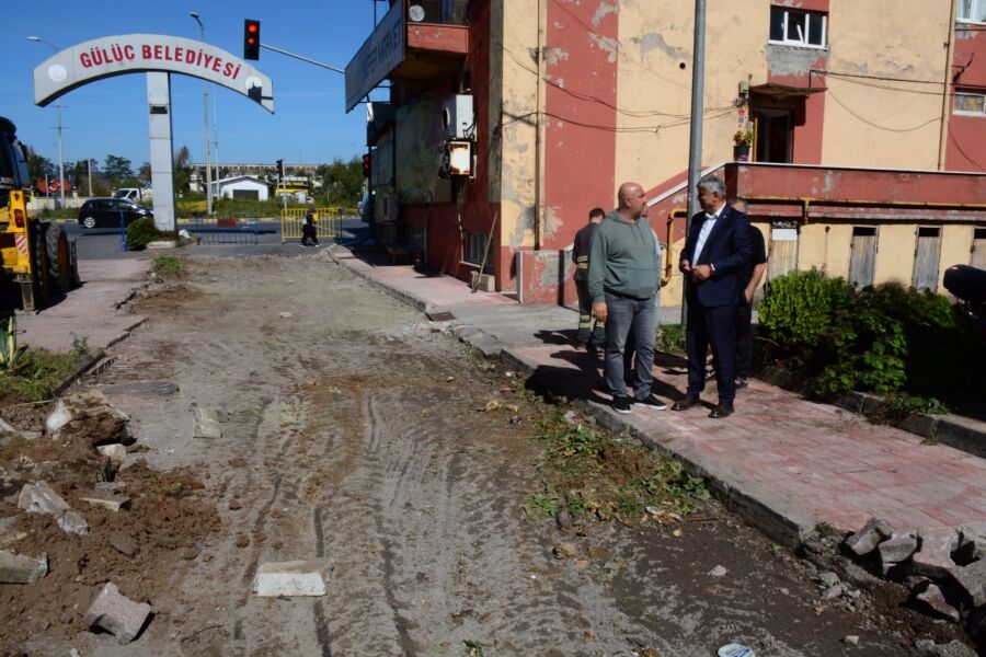 GÜLÜÇ BELEDİYE MEYDANI BEGONİT TAŞLARLA YENİLENİYOR Zonguldak’ın Ereğli ilçesine bağlı Gülüç beldesinde, yıpranan belediye meydanında zemin