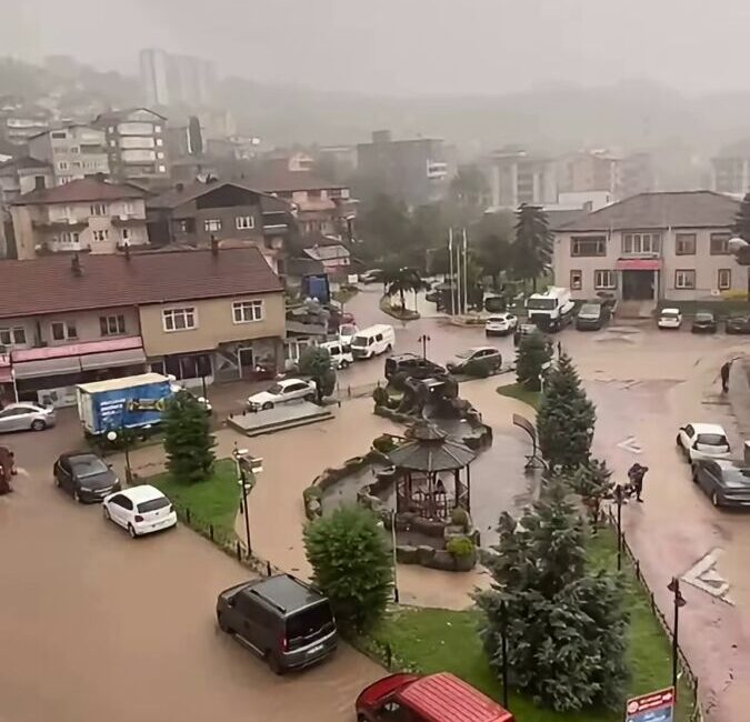 Gülüç’te doğal afet: Belediye ekiplerimiz sahada! Zonguldak’ın Ereğli ilçesine bağlı Gülüç beldesinde etkili olan aşırı sağanak