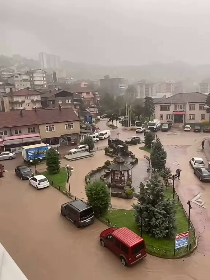 Zonguldak’ın Ereğli ilçesine bağlı Gülüç beldesinde etkili olan aşırı sağanak