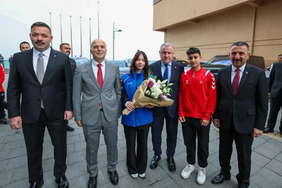 Gençlik ve Spor Bakanı Osman Aşkın Bak Zonguldak’ta Gençlik ve Spor Bakanı Dr. Osman Aşkın Bak, bir dizi