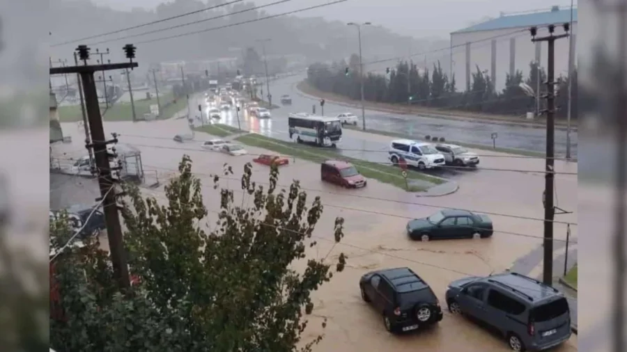 Karadeniz Ereğli’de sağanak yağış hayatı olumsuz etkiledi Zonguldak’ın Karadeniz Ereğli ilçesinde etkili olan sağanak nedeniyle birçok noktada