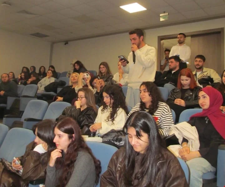 Akçakoca'da yerel yönetimler öğrencilerle ele alındı Düzce Üniversitesi Akçakoca Bey Siyasal Bilgiler Fakültesinde düzenlenen etkinlikte, 2014-2019