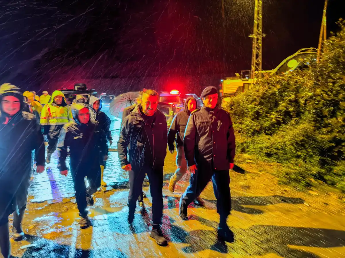 Zonguldak Valisi Osman Hacıbektaşoğlu, kent genelinde etkili olan kuvvetli sağanak