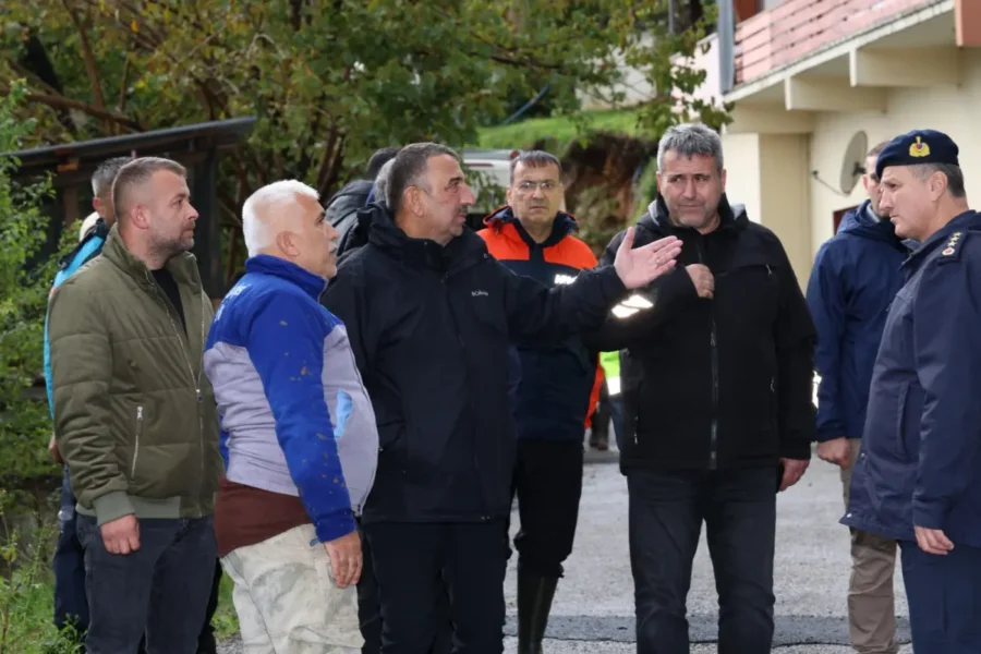 Zonguldak Valisi Hacıbektaşoğlu yağıştan etkilenen bölgeleri inceledi Zonguldak Valisi Osman Hacıbektaşoğlu, kentte etkili olan kuvvetli yağış ve