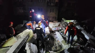 Zonguldak’ın merkez ilçesinde 3 katlı betonarme binanın çökmesi sonucu enkaz