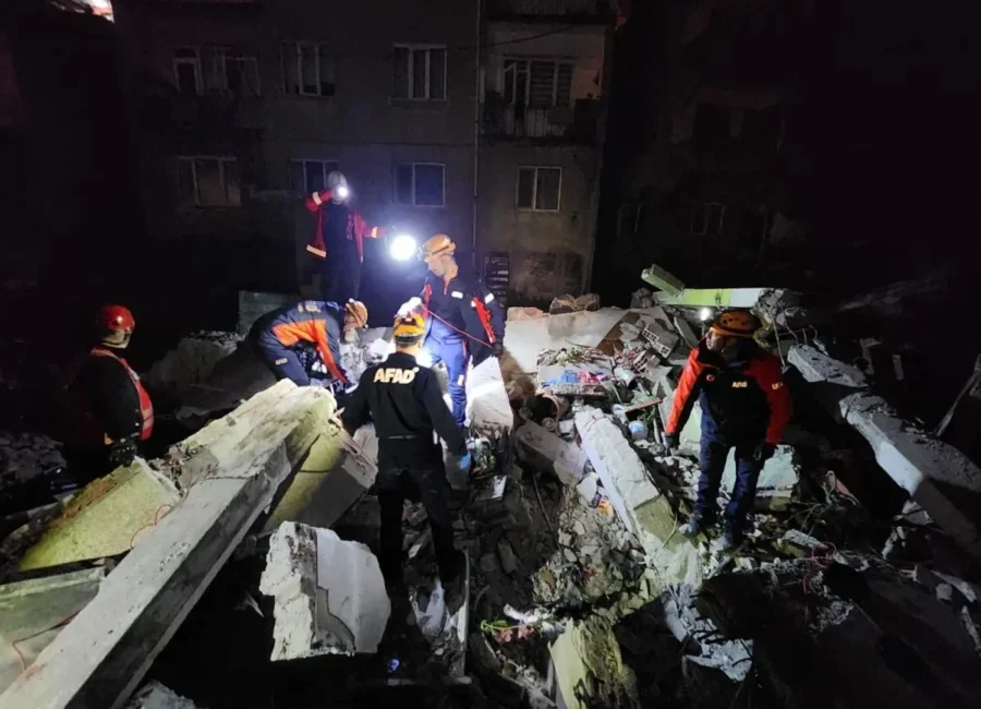 Zonguldak’ta bina çökmesi: Enkaz altındaki vatandaşın cansız bedenine ulaşıldı Zonguldak’ın merkez ilçesinde 3 katlı betonarme binanın çökmesi sonucu enkaz