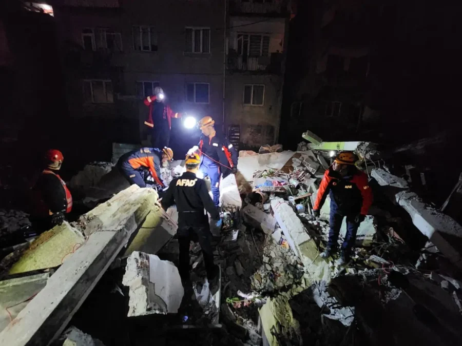 Zonguldak’ın merkez ilçesinde 3 katlı betonarme binanın çökmesi sonucu enkaz